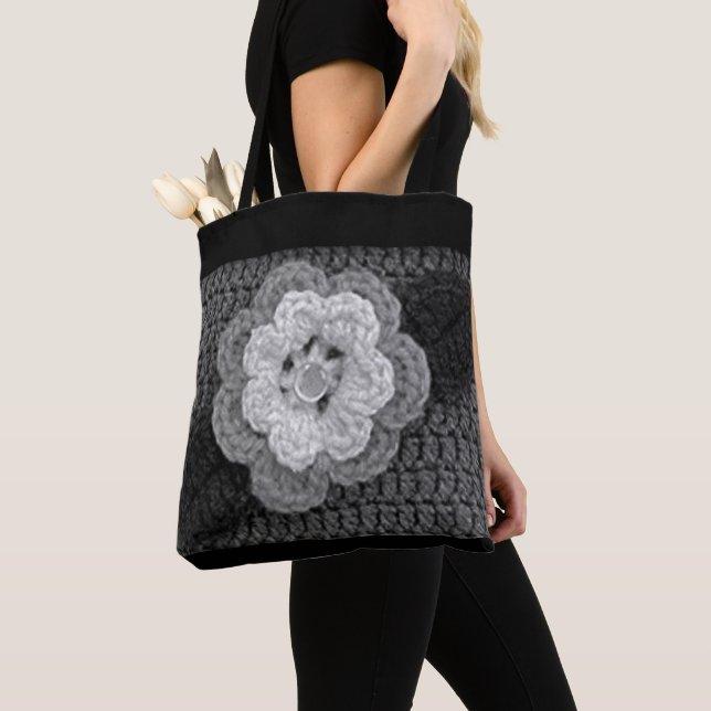 Graue Schwarz-weiße Blume Kunsthandwerk Crochet Pr Tasche (Von Nahem)