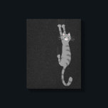 Graue Tabby-Katze | Funny Gray Striped Cat Leinwanddruck<br><div class="desc">Wild und Crazy Cat Holding mit Claws. Mit dieser lustigen Kunst des Katzenliebhabers,  die ein tolles Geschenk für Katzenmenschen ist,  können Sie Ihren Wohnraum mit etwas Spaß erweitern. Ein Original Design ©Jenn Inashvili.</div>