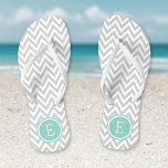 Graue und Aqua-Zickzack Monogramm Flip Flops<br><div class="desc">Maßgeschneiderte,  bedruckte Flop-Sandalen mit einem stilvollen,  modernen Zickzack Muster und einem eigenen Monogramm oder einem anderen Text in einem Kreisrahmen. Klicken Sie auf Anpassen,  um Schriftart und Farben zu ändern oder eigene Bilder hinzuzufügen,  um ein einzigartiges Design zu erstellen!</div>