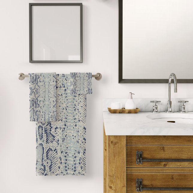 Graue und blaue Schlange Hautfarbe Badhandtuch Set (Grey and Blue Snake Skin Print Bath Towel Set by Looly Elzayat)