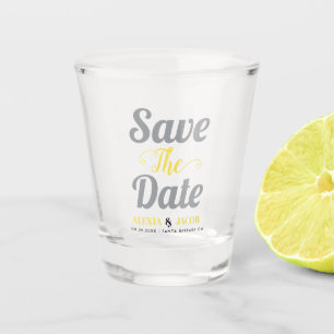 Graue und gelbe Typografie und Namen Save the Date Schnapsglas