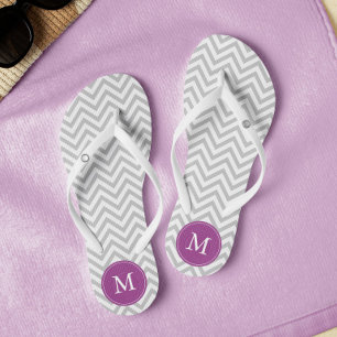 Graue und Lila Chevrons Mit Monogramm Flip Flops