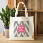 Graue und rosa Chevronen mit benutzerdefinierter T Jumbo Stoffbeutel<br><div class="desc">Ein gewagtes Deko-Design in Rosa und Grau. Wenn Sie die Monogramme anpassen müssen,  klicken Sie auf die Schaltfläche Anpassen und ändern Sie sie.</div>