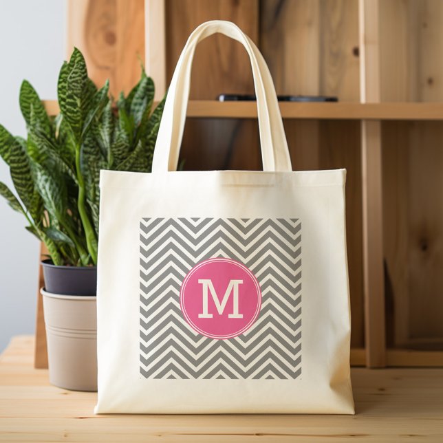 Graue und rosa Chevronen mit benutzerdefinierter T Jumbo Stoffbeutel (Personalized tote bag with chevrons and monogram)