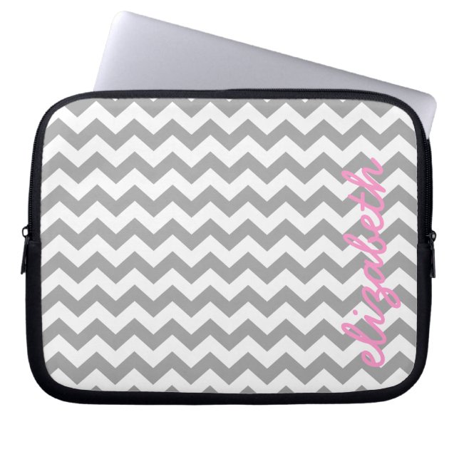 Graue und rosa Chevronen mit Individuelle Name Laptopschutzhülle (Vorderseite)