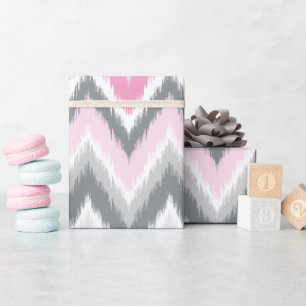Graue und rosafarbene Ikat Zickzack Geschenkpapier