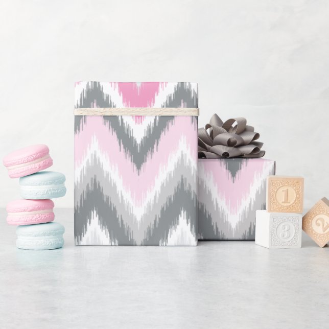 Graue und rosafarbene Ikat Zickzack Geschenkpapier (Babyparty)