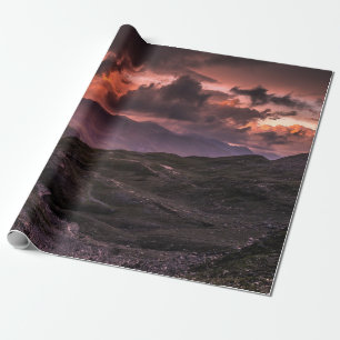 GRAUE UND SCHWARZE BERGE UNTER BEWÖLKTEM HIMMEL WÄ GESCHENKPAPIER