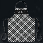 Graue und schwarze Uhr Karierter Personalisierter  Schürze<br><div class="desc">Festliche saisonale Schürze mit klassisch grauem,  schwarz-weißem schottischem Tartan-kariertem Muster mit weißem Serif-Monogramm-Text,  der mit einem Namen personalisiert werden kann. Ob Sie nun Weihnachts-Dinner kochen,  Ferienkekse backen oder Geschirr machen,  in dieser Ferienzeit werden Sie stilvoll aussehen!</div>