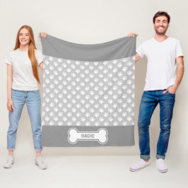 Graue und weiße Hundepuppen und Knochen mit Namen Fleecedecke