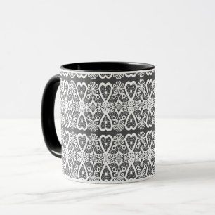 Graue und weiße Kaffeetasse mit Spitzenmuster