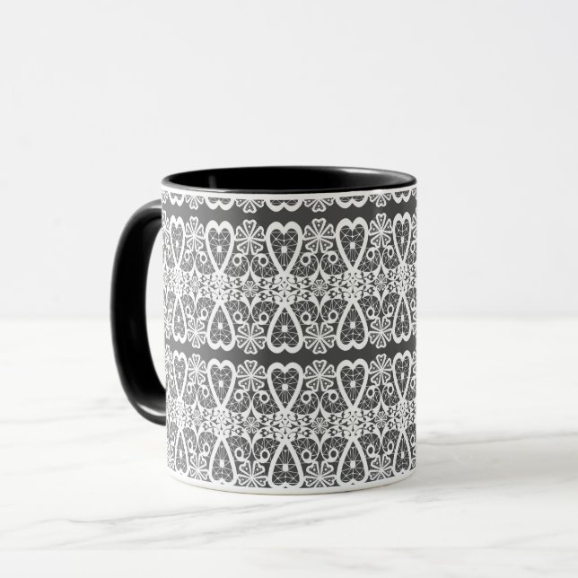 Graue und weiße Kaffeetasse mit Spitzenmuster (Vorderseite Links)