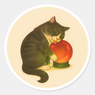 Graue und weiße Katze mit rotem Kristallball Runder Aufkleber