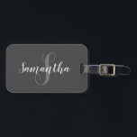 Graue und weiße Monogramm Gepäckanhänger<br><div class="desc">Glamourous Graue und weiße Monogramm Stell dich am Gepäckkarussell mit einem speziellen Gepäckanhänger von Zazzle aus! Stabil und wetterbeständig - Dieser Gepäckanhänger hält allen deinen Reisestrapazen stand. Der mit dem AcryliPrint®HD Druckprozess gedruckte Gepäckanhänger bildet diene Designs, Texte und Fotos mit lebendigen und klaren Farben ab. Passen Sie es an und...</div>