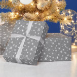 Graue und weiße Sterne Urlaub Geschenkpapier<br><div class="desc">Dieses charmante Urlaubspapier zeichnet sich durch ein lustiges,  grau-weißes,  handgezeichnetes Sternenmuster aus.</div>