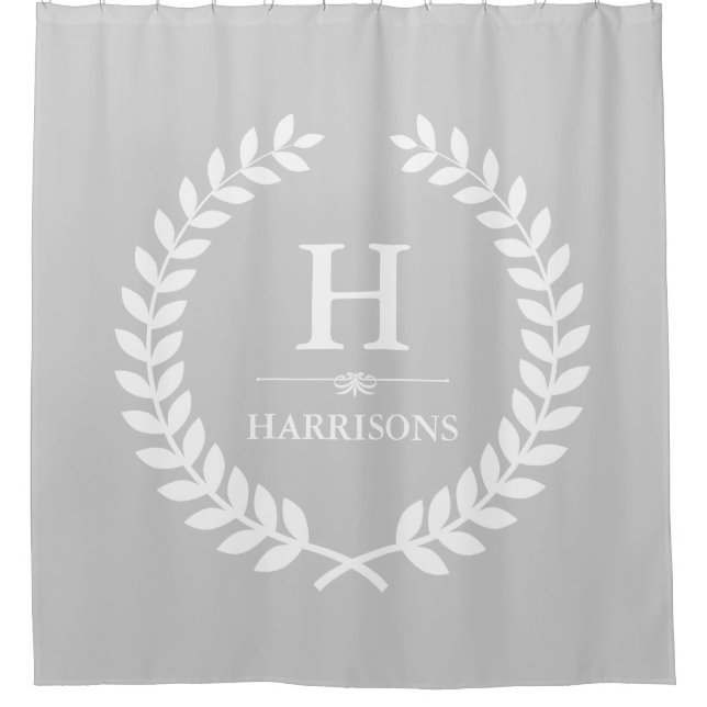 Graue und weiße Stillippe Laurel Wreath Monogram Duschvorhang (Vorderseite)