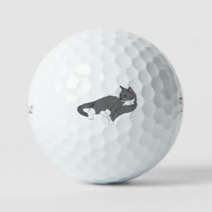 Graue und weiße Tuxedo Katze Golfball
