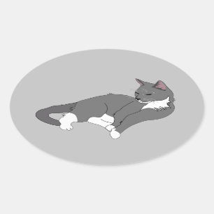 Graue und weiße Tuxedo Katze Ovaler Aufkleber