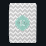 Graue und Zickzack Aqua-Monogramm iPad Mini Hülle<br><div class="desc">Das niedliche schicke iPad Gehäuse zeichnet sich durch ein Zickzack Zickzack-Muster aus,  das mit dem Monogrammnamen personalisiert ist und in einem gürtelförmigen Rahmen aus Quarzfolie anfängt. Klicken Sie auf Anpassen,  um Schriftart und Farben zu ändern,  um Ihr eigenes,  einzigartiges Design zu erstellen.</div>