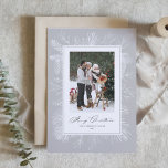 Graue Vintage botanische Rahmen Frohe Weihnachtsze Feiertagskarte<br><div class="desc">Frohe Weihnachten! Senden Sie Weihnachten Grüße mit diesem Vintagen Thema Weihnachts-Fotokarte. Vintage Linienkunst von Pinecones,  Kiefernnadeln und Stöcken mit grauem Hintergrund. Personalisieren Sie Ihre Daten,  indem Sie Foto,  Namen,  Jahr und Nachricht hinzufügen. Diese Weihnachtskarte ist in anderen Farben erhältlich. Matching-Elemente sind verfügbar.</div>