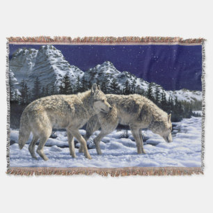 Graue Wölfe in schneesicheren Wintergebirgen werfe Decke