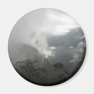 Graue Wolken über den Bergen Magnet