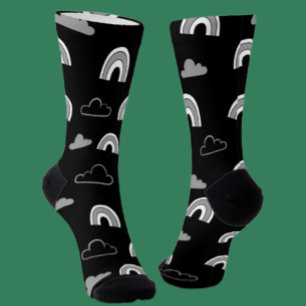Graue Wolken und Regenbogen auf Socken der schwarz