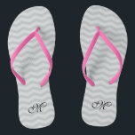 Graue Zickzack Monogramm Hochzeitsparty Flip Flops<br><div class="desc">Graue / graue Namen Monogramm Zickzack Muster Hochzeitsflip Flops. Benutzerdefinierter Farbgurt für ihn und sie / Männer und Frauen. Benutzerdefinierte Hintergrundfarbe und personalisierte Namensinitialen. Moderne, trendige Zickzacksandalen. Vertikale oder horizontale Linien. Niedliches Gastgeschenk zum Thema Hochzeit, Hochzeit, Brautparty, Verlobung, Geburtstag, Grillen, Bachelorette, Girls Wochenendausflug etc. Stripes-Flipflops mit stilvollen mit Monogramm Briefen....</div>