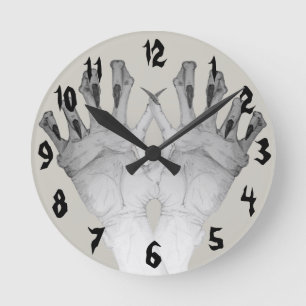 grauenhaftes Monster übergibt beängstigendes Runde Wanduhr