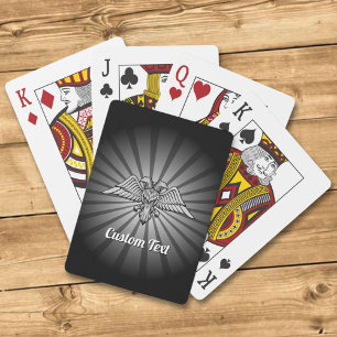 Grauer Adler mit zwei Köpfen, der Karten spielt Spielkarten