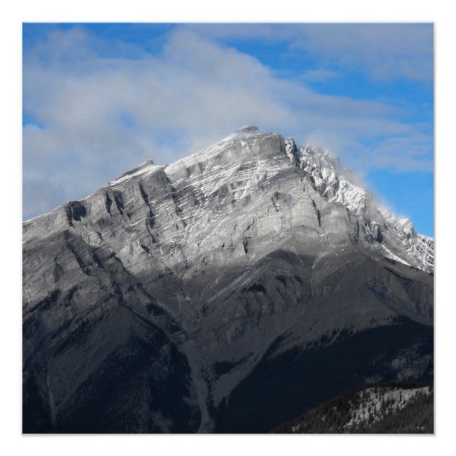 Grauer Berggipfel, bewölkter blauer Himmel Poster (Vorderseite)