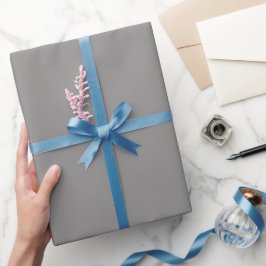 Grauer Farbton im schlichten Raum Geschenkpapier