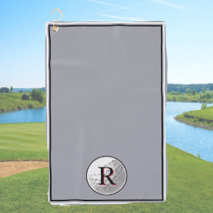 Grauer Golfball mit monogrammierter Initiale, indi Golfhandtuch