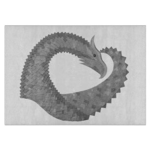 Grauer Herzdrache auf Weiß Schneidebrett