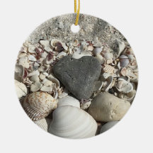 Grauer Herzstein auf der Strandverzierung