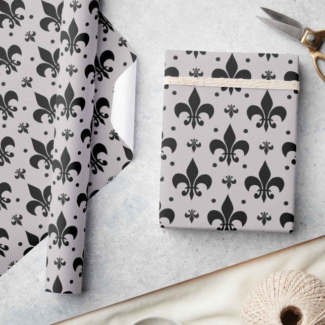 Grauer Hintergrund Fleur-de-lis-Muster Geschenkpapier (Von Creator hochgeladen)