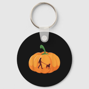 Grauer Hund beim Spaziergang Halloween Hund Kürbis Schlüsselanhänger