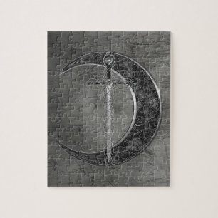 Grauer keltischer Mond und Klinge