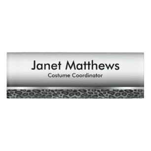Grauer Leopard und Silber metallisch Namenschild