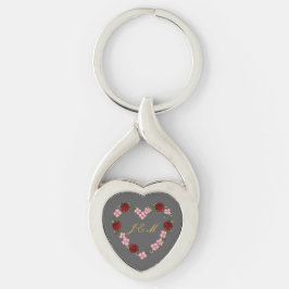 Grauer Metallschlüsselanhänger mit rosa und rotem Schlüsselanhänger