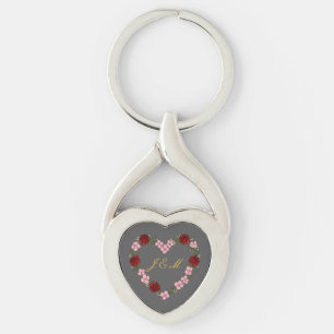 Grauer Metallschlüsselanhänger mit rosa und rotem Schlüsselanhänger