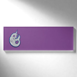 Grauer Narwhal Wal mit der Stellen-Tinte, die Namenschild