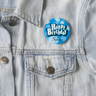 Grauer Text glücklich Geburtstag in Blue Bokeh Button
