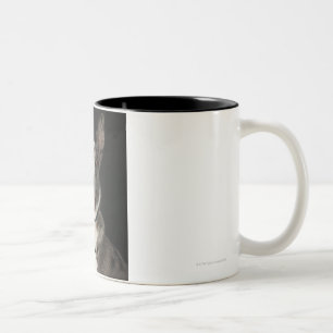 Grauer und weißer australischer Schäfer mit Zweifarbige Tasse