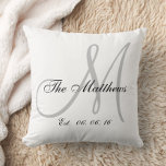 Grauer weißer Monogramm-Familienklepssaft Kissen<br><div class="desc">Personalisiertes mit Monogramm Kissen in Grau und Weiß mit Familienname und Hochzeitstermin in einem Script Schriftart Overlay Design auf weißem Hintergrund. Elke Clarke© Abrufbar unter www.zazzle.com/monogramgallery. Ein großartiges Geschenk für frische Weds oder eine Familie. Das stilvolle und elegante Accessoire für Ihr Schlafzimmer, Ihren Lieblingsstuhl, als lustige Wohngestaltung in Ihrem Familienzimmer...</div>