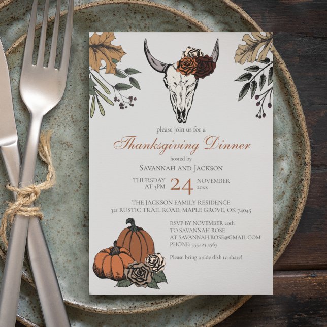Grauer Western Erntedank Kuh Skull Fall Harvest Einladung (Western Thanksgiving Dinner Invite. Hand-Drawn Cow Skull, Pumpkins, Roses, Autumn Leaves & Berries.)