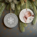 Grauer Winter Snowflake Erste Weihnachtskugel Keramik Ornament<br><div class="desc">Keramik Urlaubssornament personalisiert mit dem Foto Ihres Babys und dem individuellen "Mein erster Weihnachtstext". Dieses einfache,  moderne Urlaubsdesign besticht durch eine weiße Schneeflocke auf grauem Hintergrund. Verwenden Sie die Designtools,  um eine beliebige Hintergrundfarbe auszuwählen,  Schriftart und Farben zu bearbeiten und eigene Fotos hinzuzufügen,  um eigene,  einzigartige Familienkassendekorationen zu erstellen.</div>