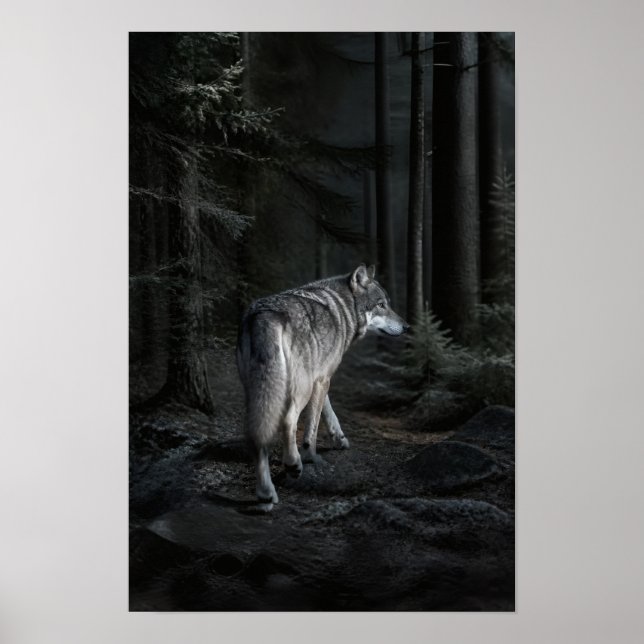 Grauer Wolf, der durch einen dunklen Wald geht, Wi Poster (Vorne)
