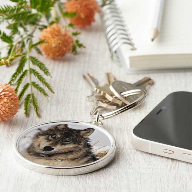 Grauer Wolf oder Timberwolf, die in den Schnee Schlüsselanhänger (Seite)