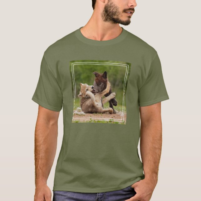 Grauer Wolf Pups Wrestling T-Shirt (Vorderseite)